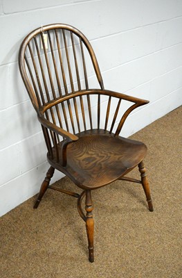 Lot 15 - A 20th Century elm Windsor chair.