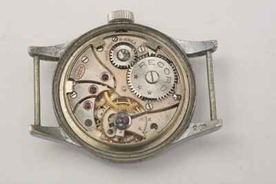 Lot 10 - A WWII military Record WWW wristwatch