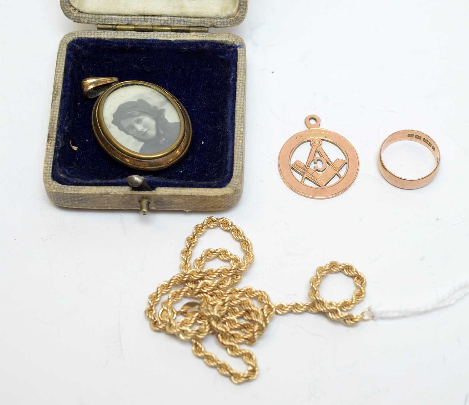 Lot 106 - Selection of gold jewellery