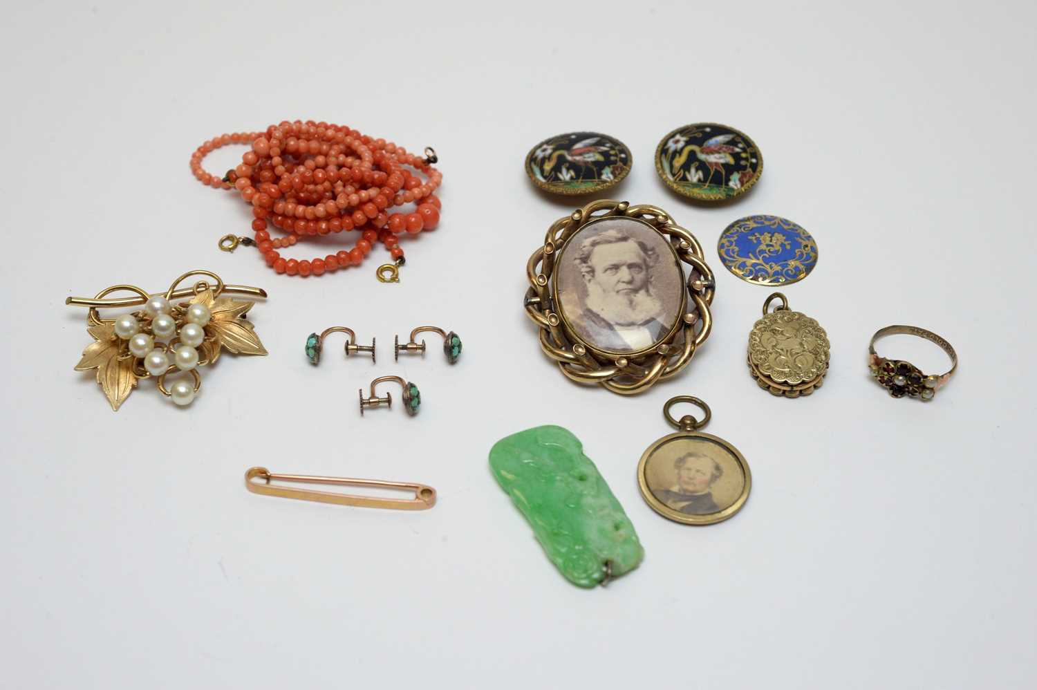 Lot 21 - Victorian and later costume jewellery.