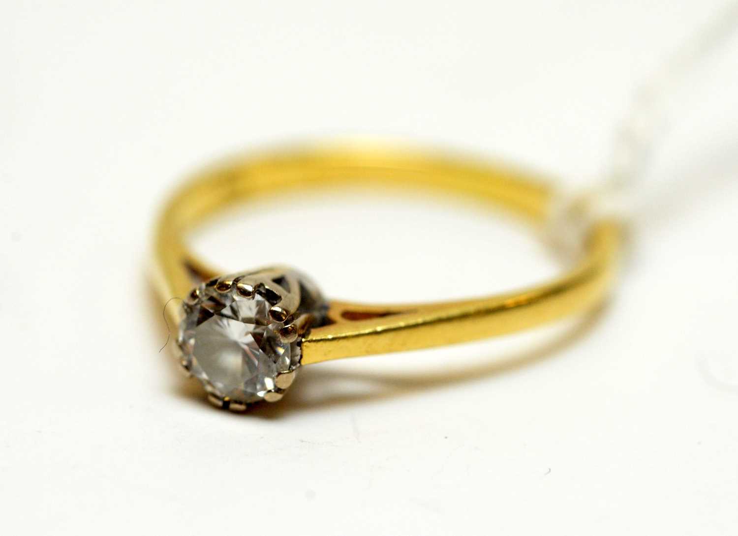 Lot 121 - A diamond solitaire ring.