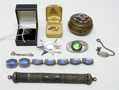 Lot 187 - A selection of gold and costume jewellery