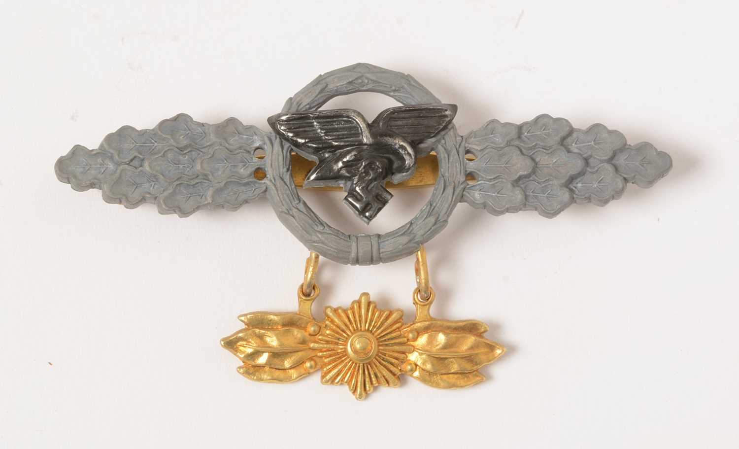 Lot 1145 - WWII Gold Class front flying clasp for Transport and Paratrooper pilots