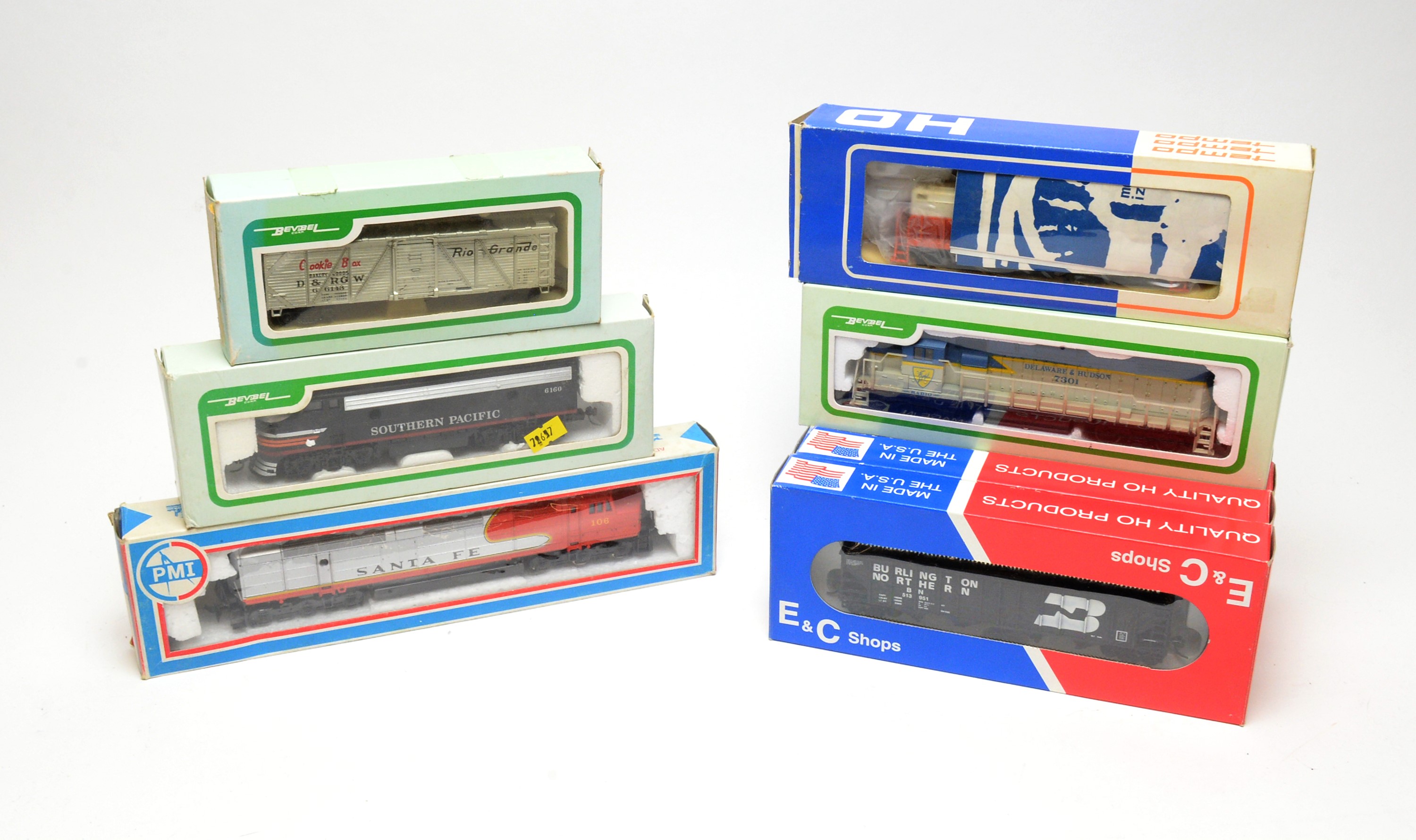 Lot 700 Nine boxed HOgauge railway rolling stock
