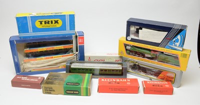 Lot 704 - HO-gauge boxed locomotives and rolling stock.