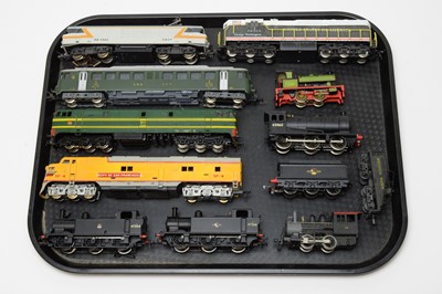 Lot 723 - Ten 00/HO-gauge unboxed trains and locomotives, various makers.