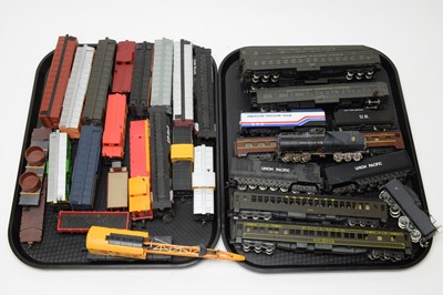 Lot 749 - Unboxed Pullman and other carriages