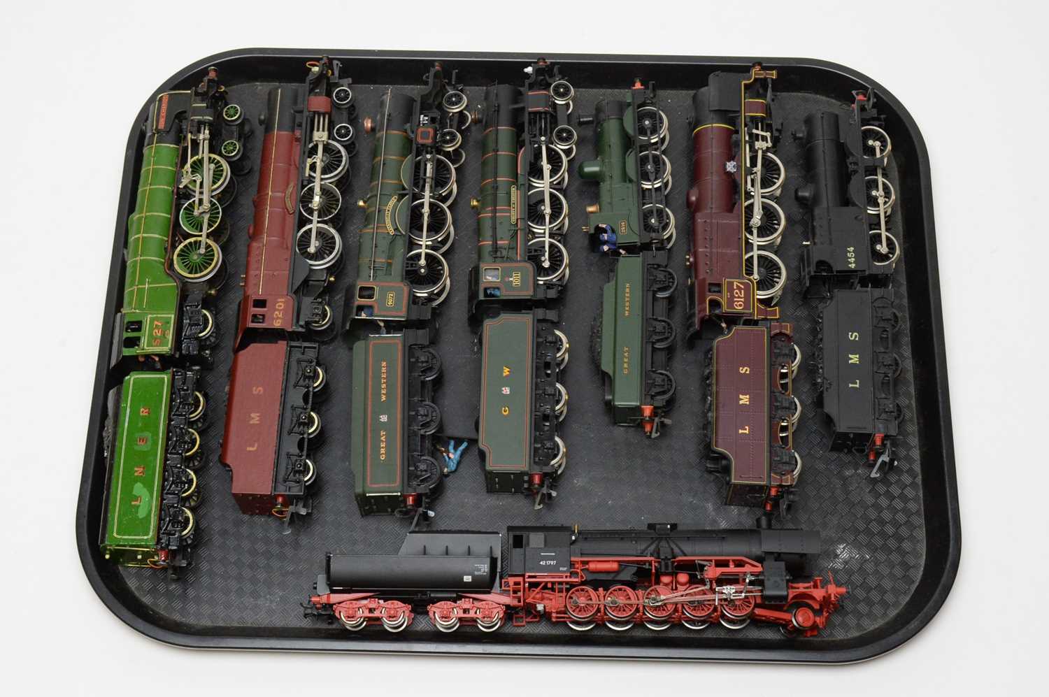 Lot 734 - Eight unboxed locos.