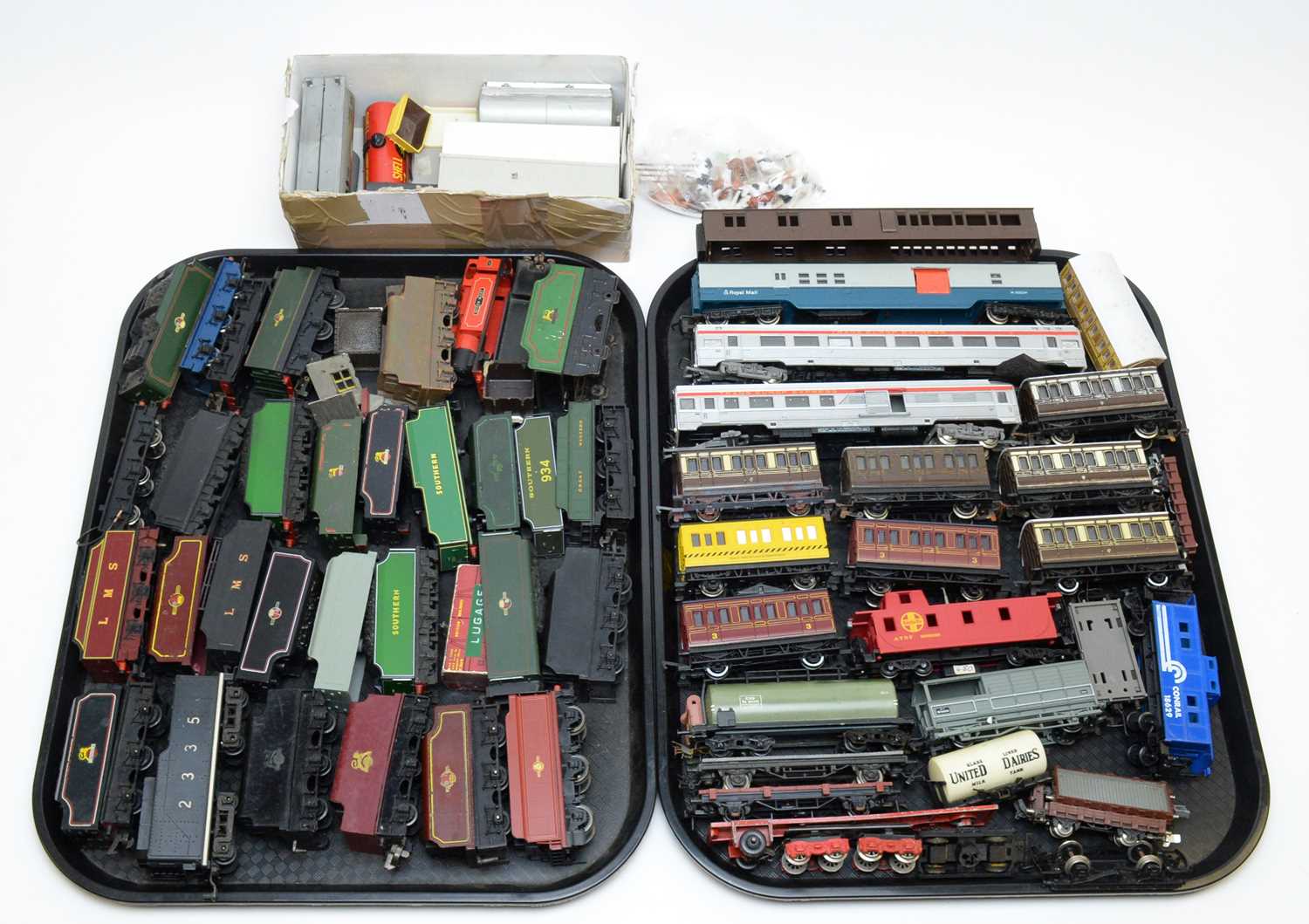 Lot 772 - Unboxed 00-gauge tender, carriages and rolling stock.