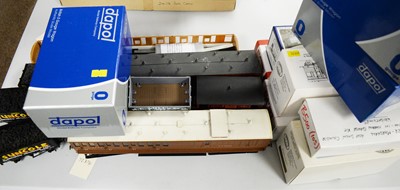 Lot 786 - Boxed and unboxed 0-gauge wagons, rolling stock and carriages.