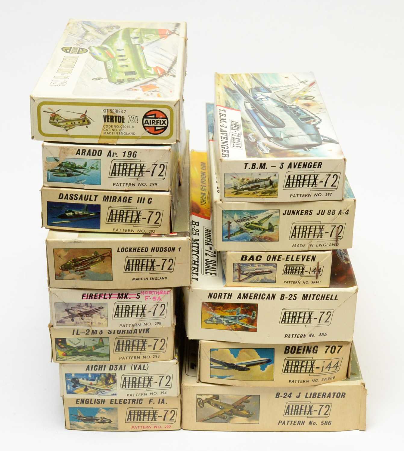 Lot 802 - Fourteen boxed Airfix model construction kits.