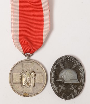Lot 1022 - WWII German Social Welfare medal and a Wound badge