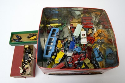 Lot 887 - Qty of 00-gauge model railway figures and accessories; and other items.