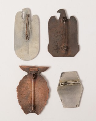 Lot 478 - A collection of militaria.