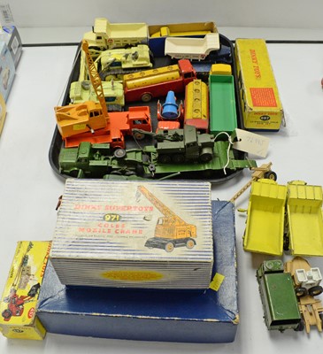 Lot 890 - Boxed and unboxed Dinky scale model vehicles.