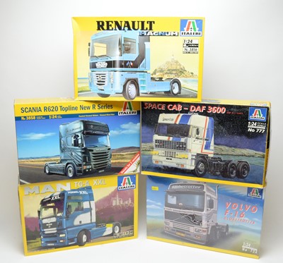 Lot 899 - Five boxed Italeri scale model trucks.