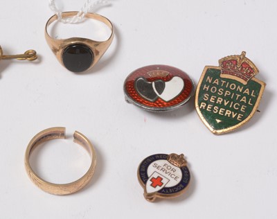 Lot 288 - Gold and costume jewellery, coins and badges.