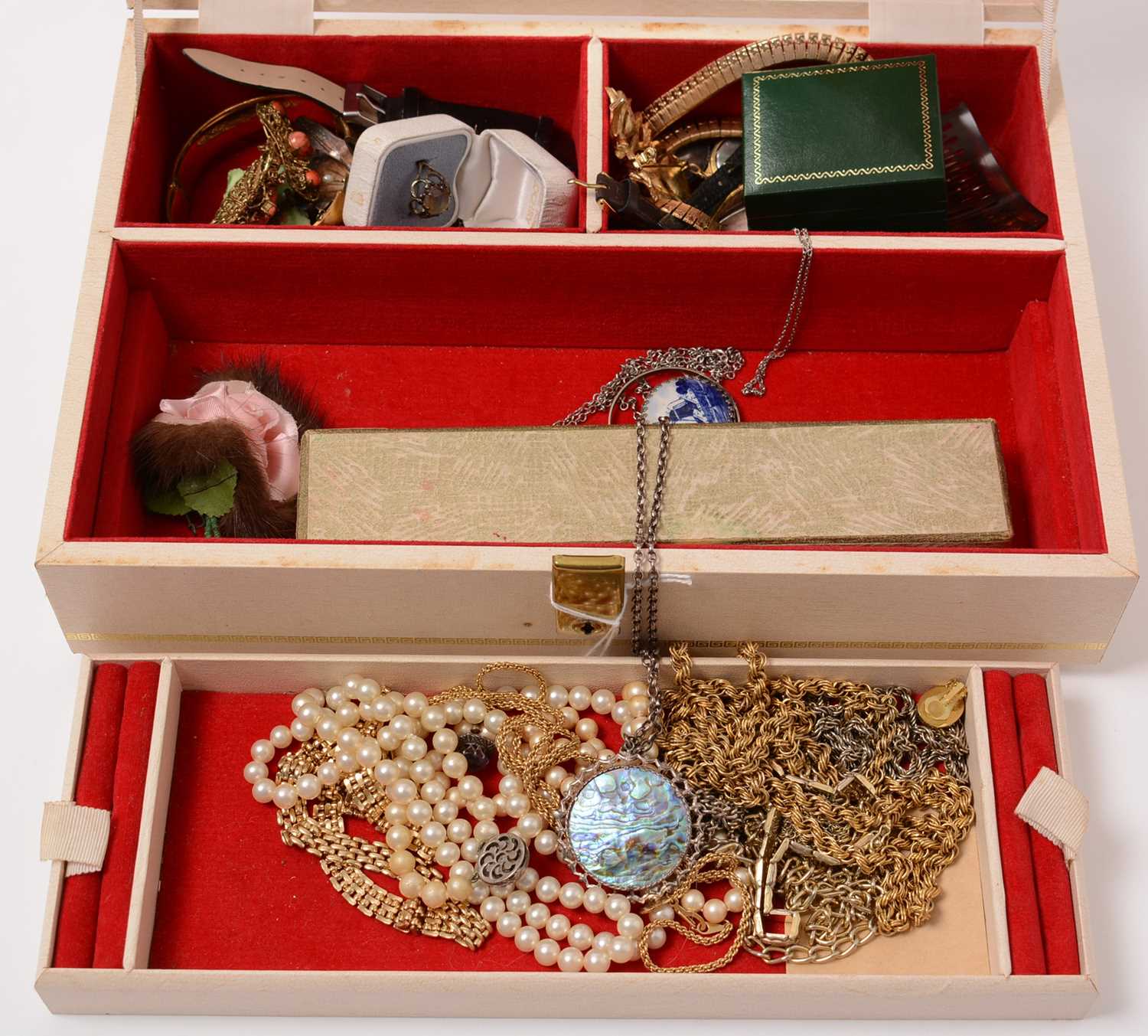 Lot 212 - A jewellery box containing a quantity of costume jewellery.