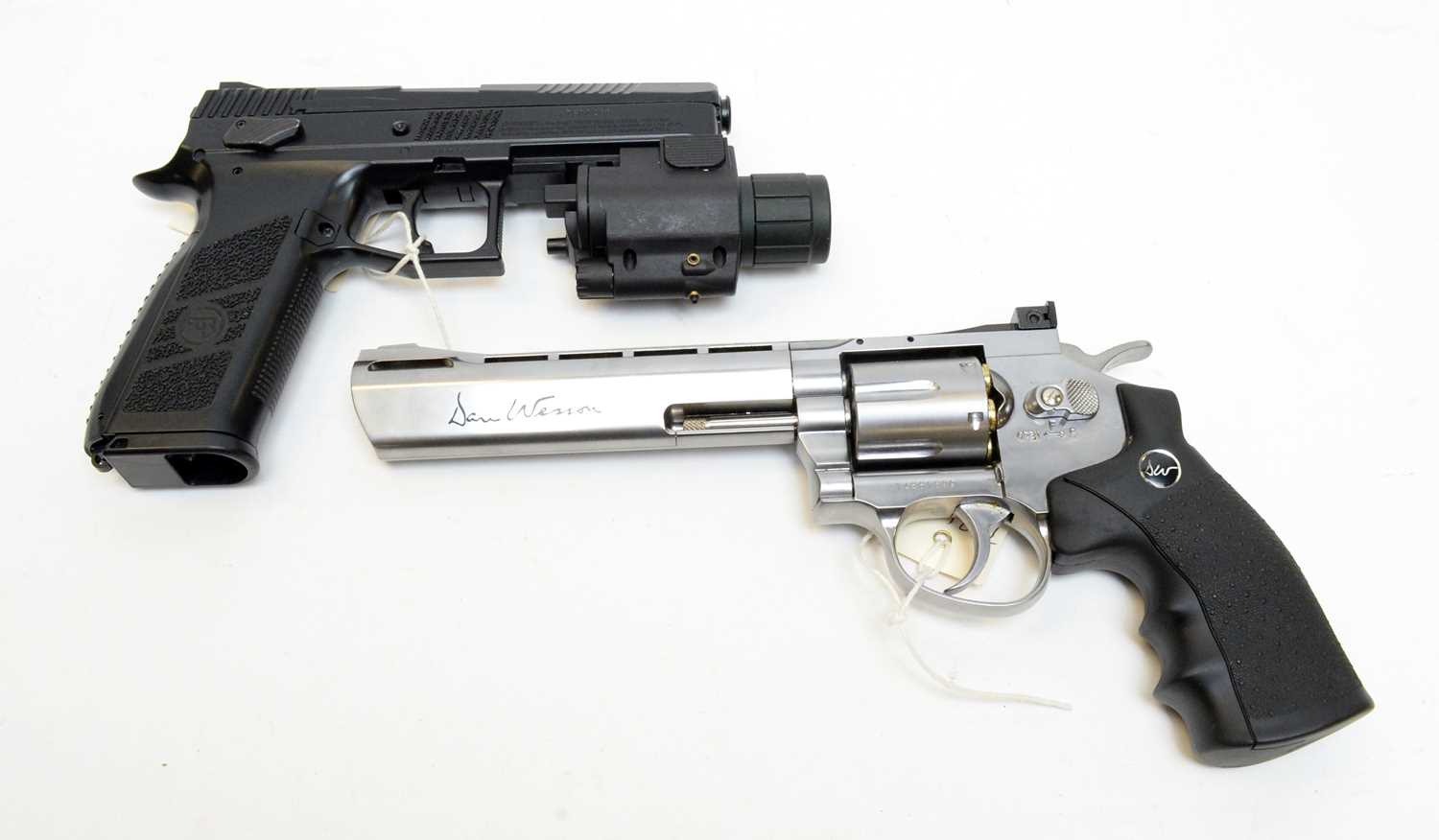 Lot 518 - A Co2 powered BB gun and an air pistol