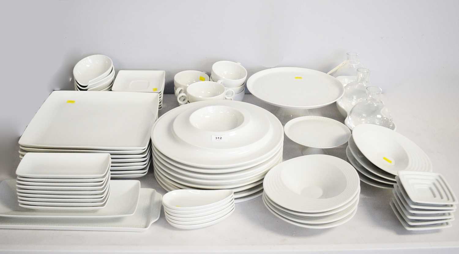Lot 312 - Selection of Vista Alegre dinnerware