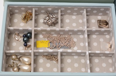 Lot 211 - A contemporary Stackers jewellery box containing contemporary jewellery.