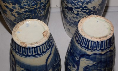 Lot 402 - A selection of blue and white Chinese vases