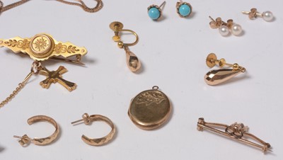 Lot 242 - A selection of yellow metal jewellery.