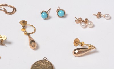 Lot 242 - A selection of yellow metal jewellery.