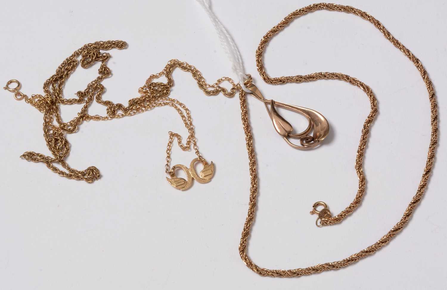 Lot 247 - 9ct gold and yellow metal necklaces and pendants.