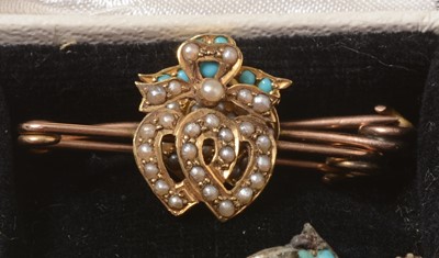 Lot 275 - Antique jewellery including a Victorian mourning brooch.