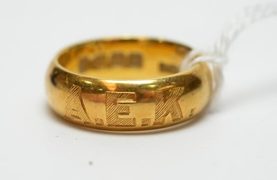 Lot 172 - A Victorian 18ct gold wedding band.