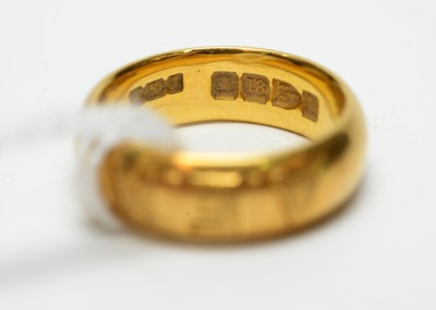 Lot 172 - A Victorian 18ct gold wedding band.