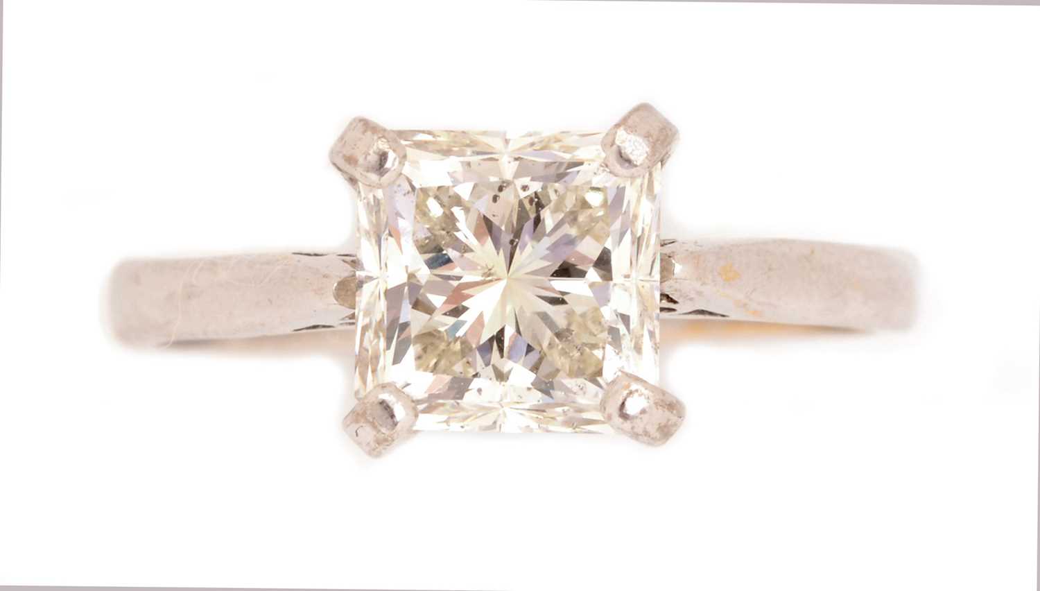 Lot 51 - A solitaire diamond ring