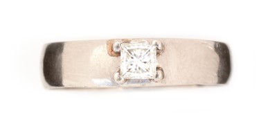 Lot 54 - A single stone diamond ring