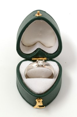 Lot 54 - A single stone diamond ring