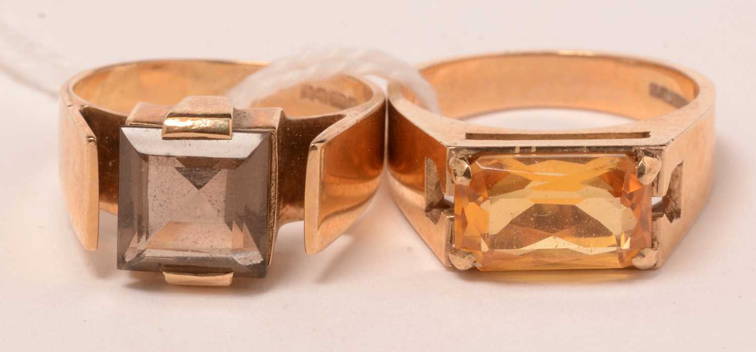 Lot 115 - Two quartz and 9ct gold dress rings.