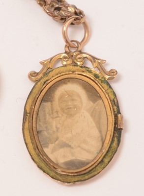 Lot 134 - A 19th Century carved cameo brooch and further yellow metal jewellery.