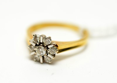 Lot 301 - A diamond cluster ring