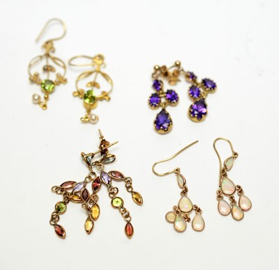 Lot 324 - A selection of gemstone set drop earrings