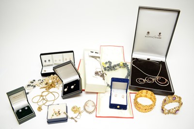 Lot 326 - A selection of costume and other jewellery