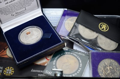 Lot 331 - A selection of commemorative crowns and other coins