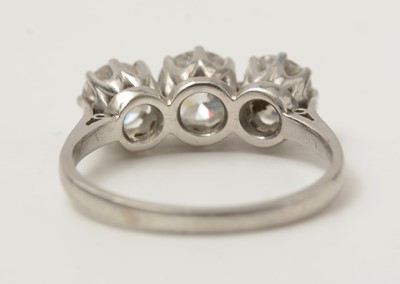 Lot 39 - A three stone diamond ring