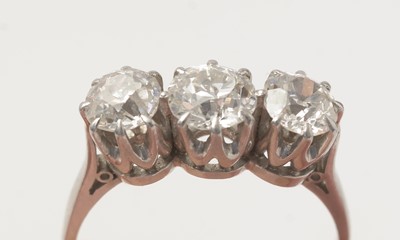 Lot 39 - A three stone diamond ring