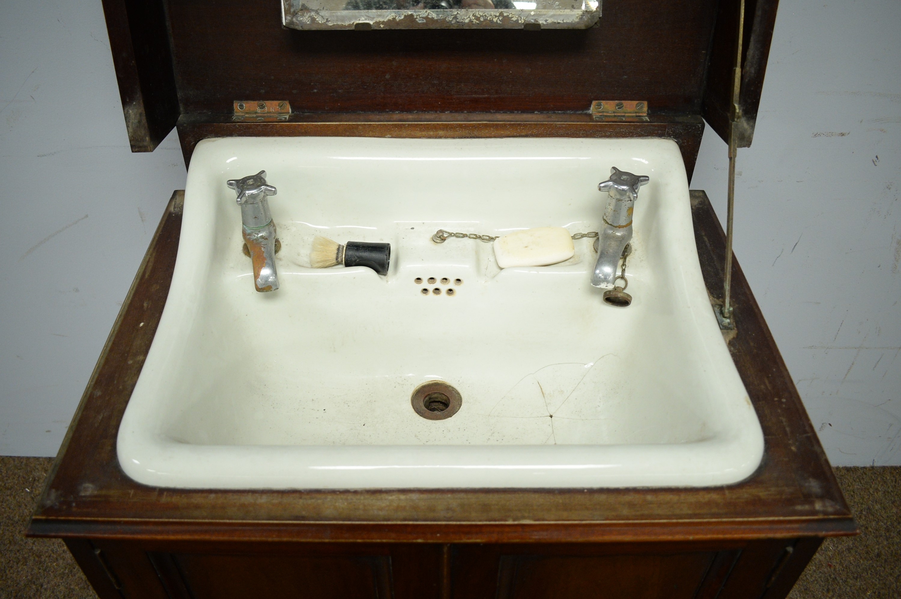 Lot 20 - Early 20th Century mahogany train sink