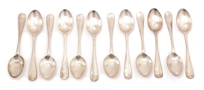 Lot 164 - A set of twelve Edward VII silver teaspoons