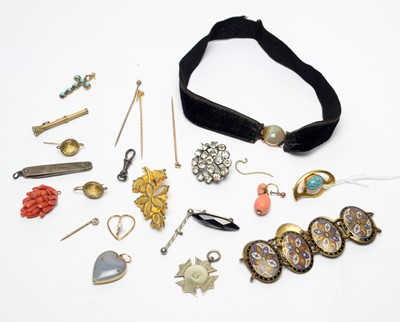 Lot 213 - Victorian and later yellow metal and costume jewellery.