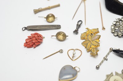 Lot 213 - Victorian and later yellow metal and costume jewellery.