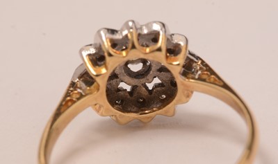Lot 125 - A diamond cluster ring.