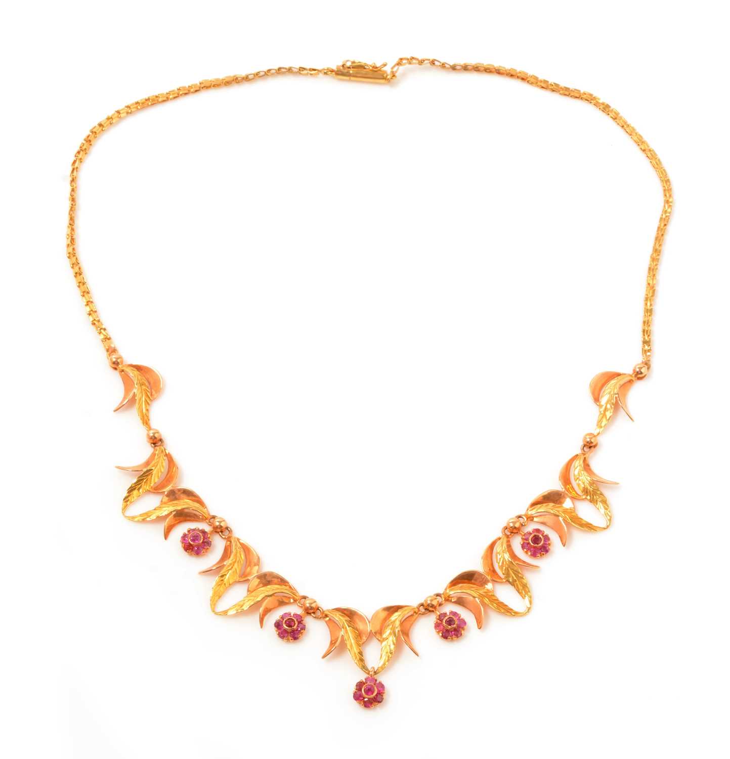 Lot 116 - A ruby and 18ct yellow gold necklace