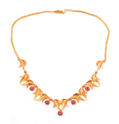 Lot 116 - A ruby and 18ct yellow gold necklace